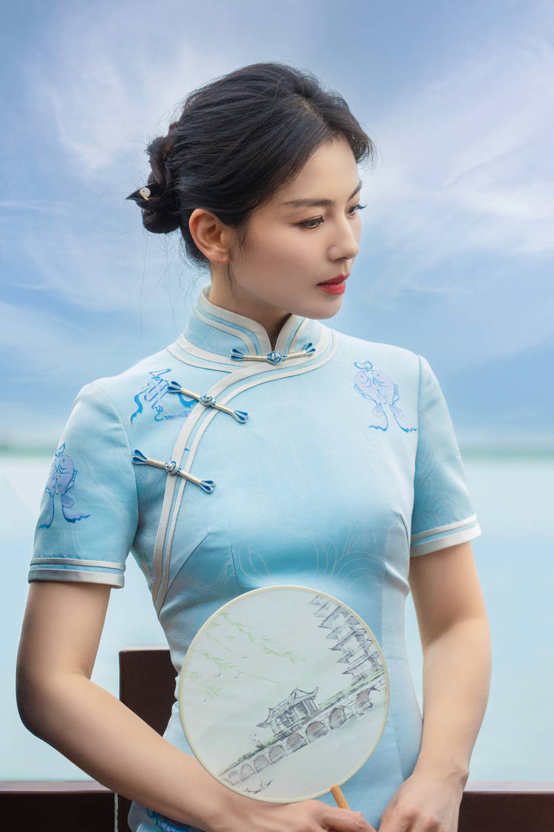 刘涛穿素雅旗袍美得不可方物,从文艺兵到国民女神的传奇之路