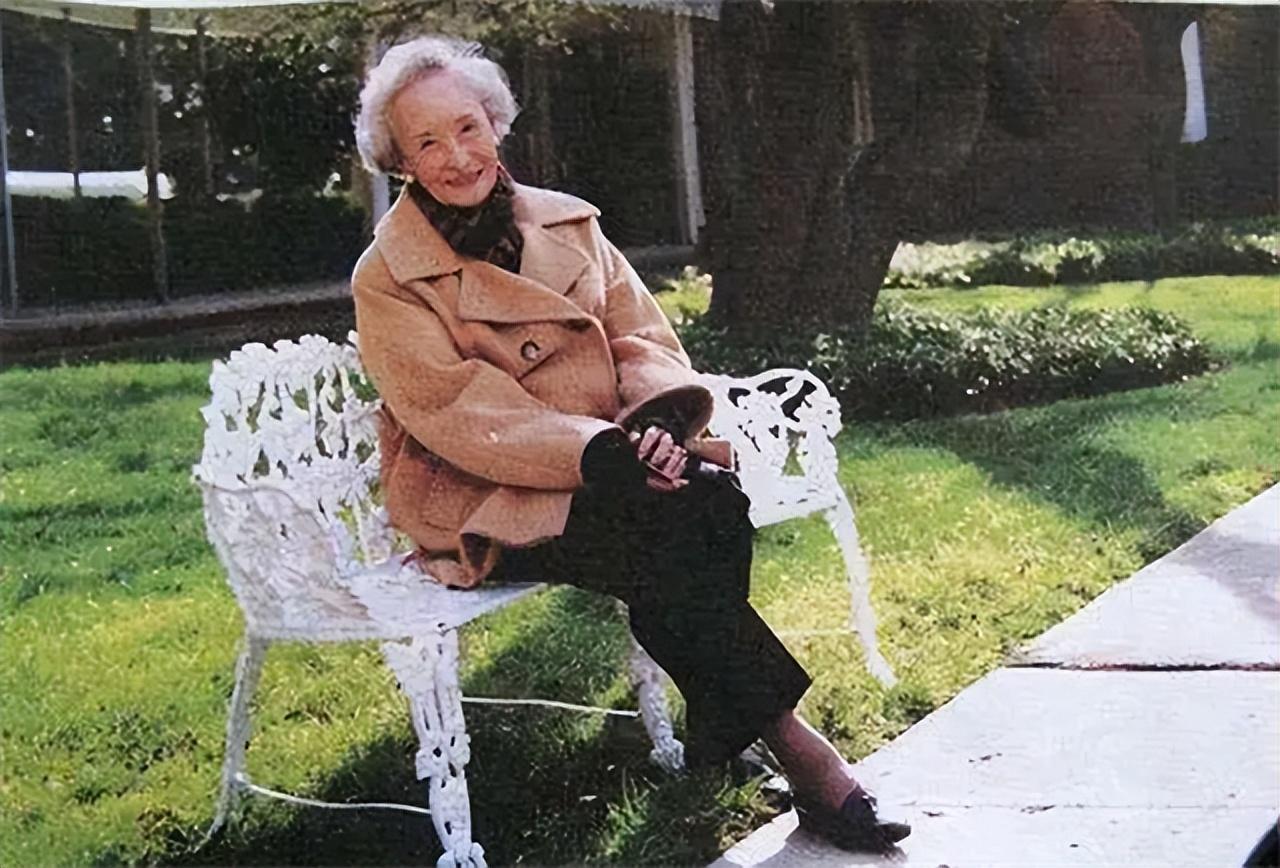 回顾郑念42岁丧夫51岁入狱52岁女儿自杀人生一波三折