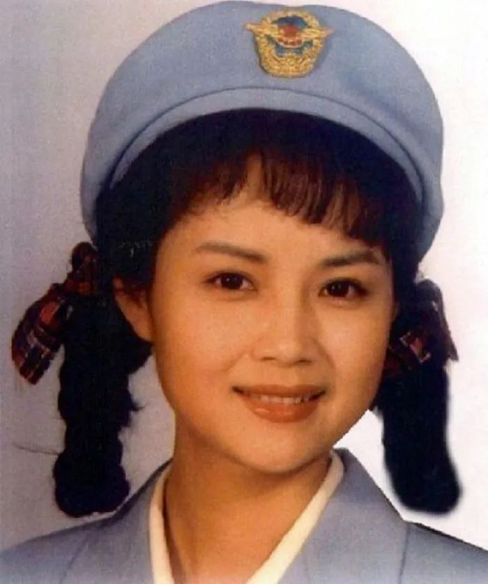 19位80年代女星军装照!老照片中的经典时光,全是无与伦比的帅