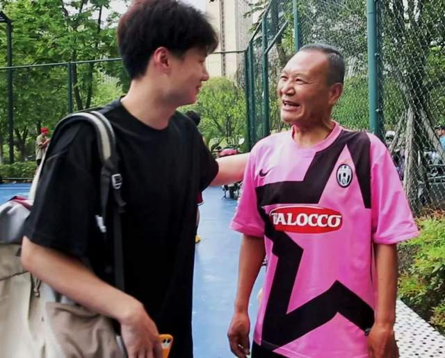 新成华大道李大爷|坝坝篮球场的"野生"解说员