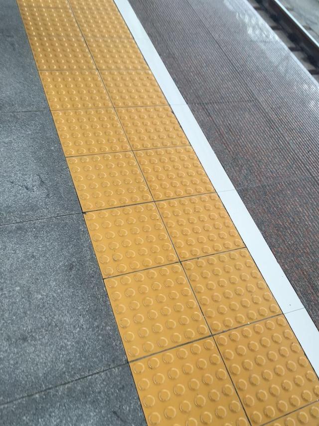 河南一马路盲道是贴纸一撕就掉,官方回应引发热议!-度小视