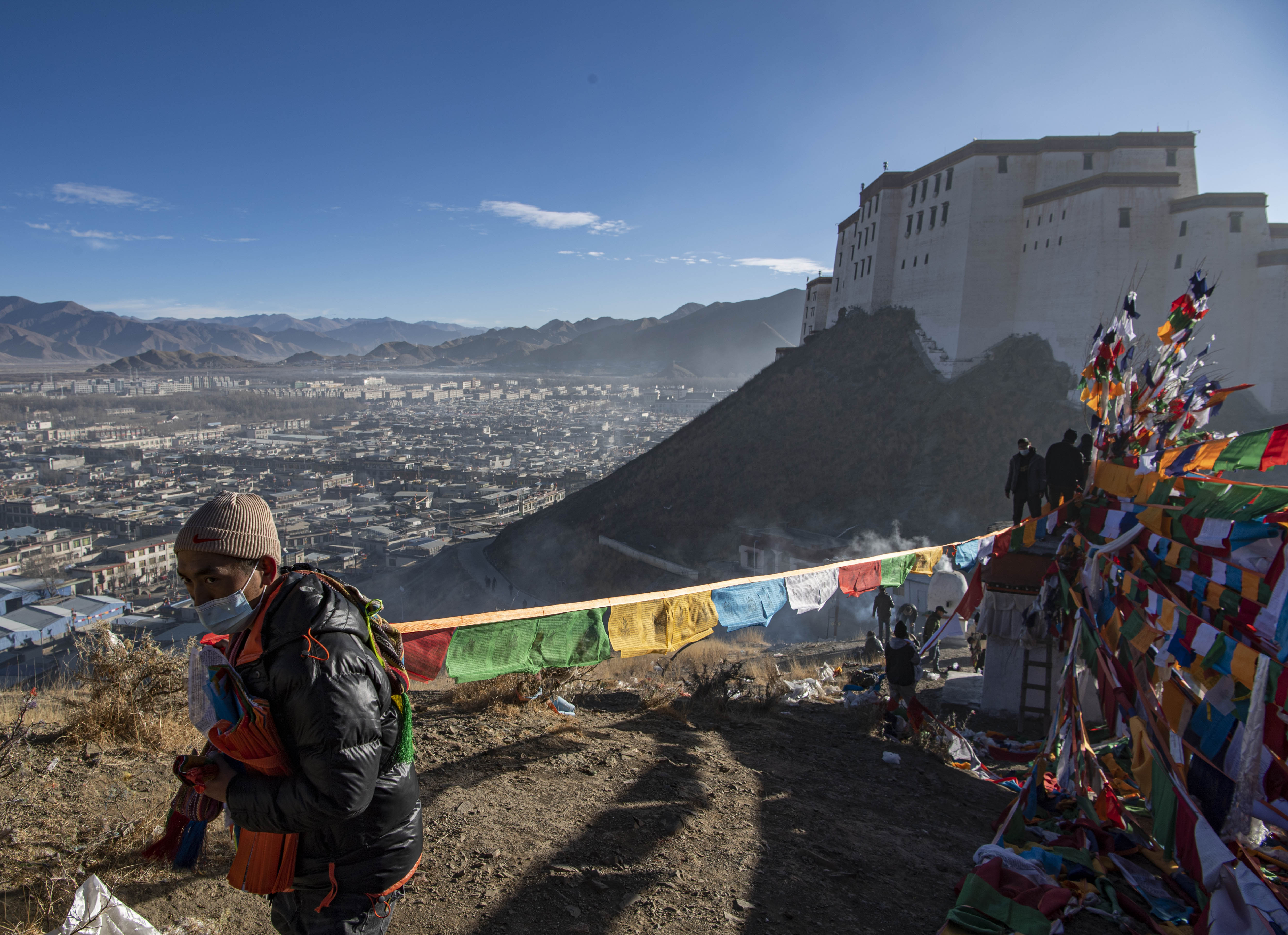 挂五彩经幡 祈国泰民安