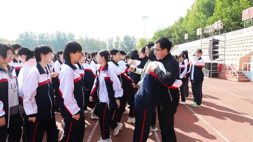 点燃师生备考奋斗的激情,10月17日,武邑宏达学校邀请善朝教育集团