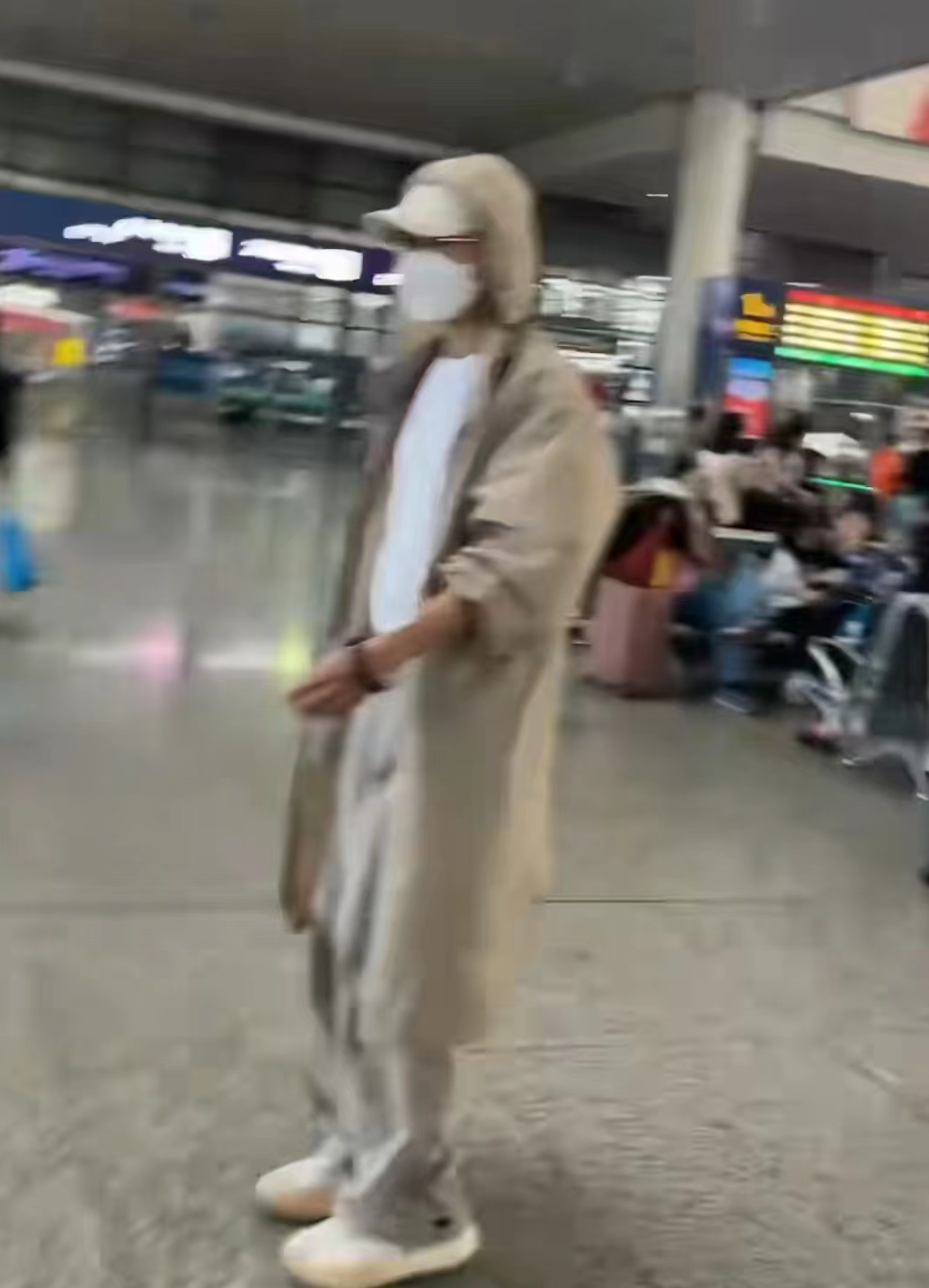 张杰助理粗暴打路人手机,表情凶狠愤怒,遭吐槽比明星还牛