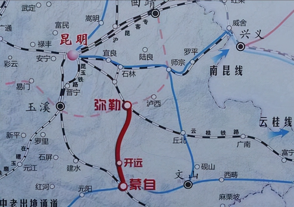 铁路东线,中越铁路的重要组成部分,将云桂高铁和昆玉河铁路连接起来