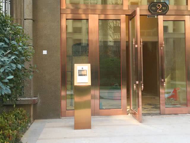 24岁大学生出租屋外身中20刀死亡,计划后年结婚,凶手是情敌