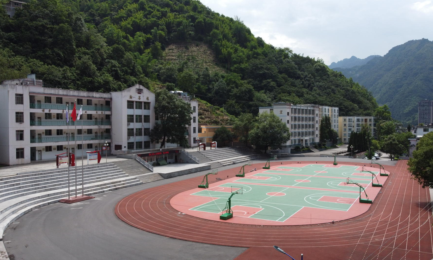 16岁高中生被班主任酒后殴打、体罚,凌晨跳楼身亡,涉事教师入职不...