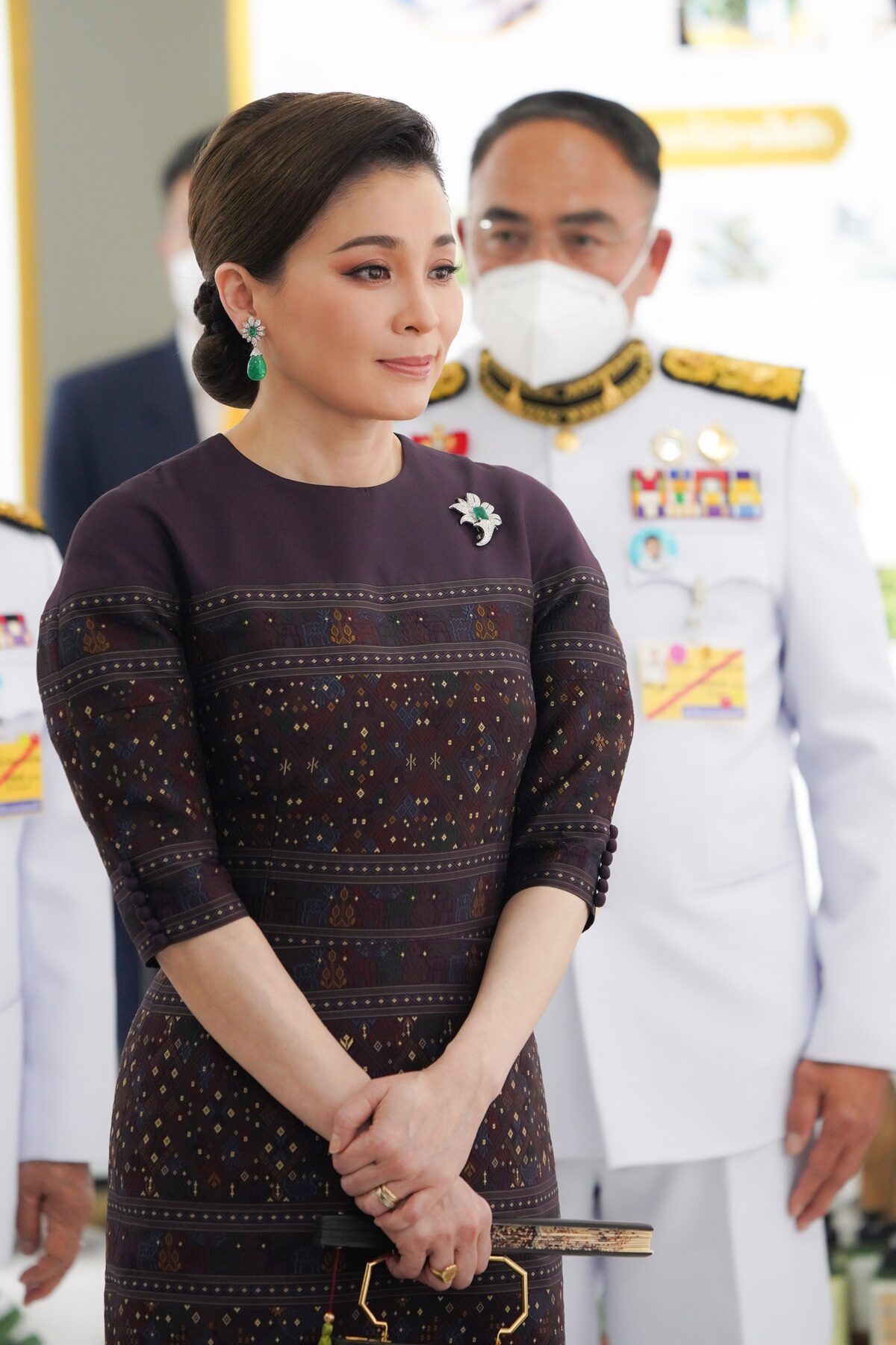 泰国王后苏提达穿泡泡袖连衣裙,风格独特,有点可爱