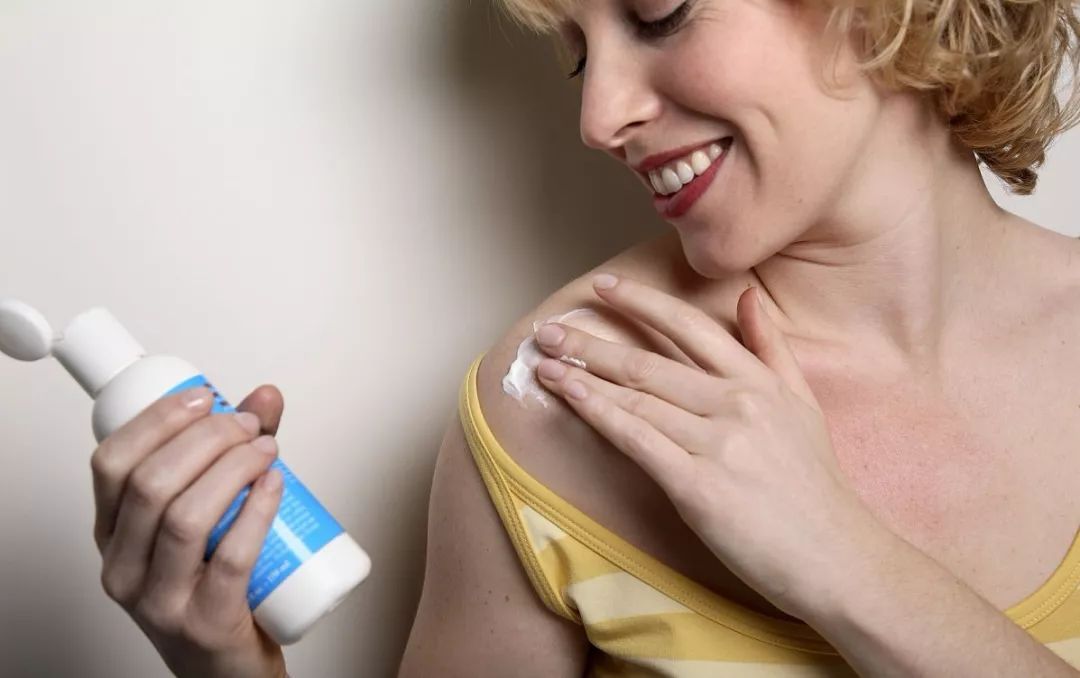 坚持涂身体乳的女生,皮肤会有什么不同?看完你就能找出答案了