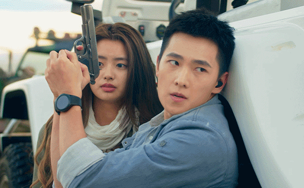 杨洋成龙合作拍动作片,别人都是硬汉,就他穿的像韩国欧巴