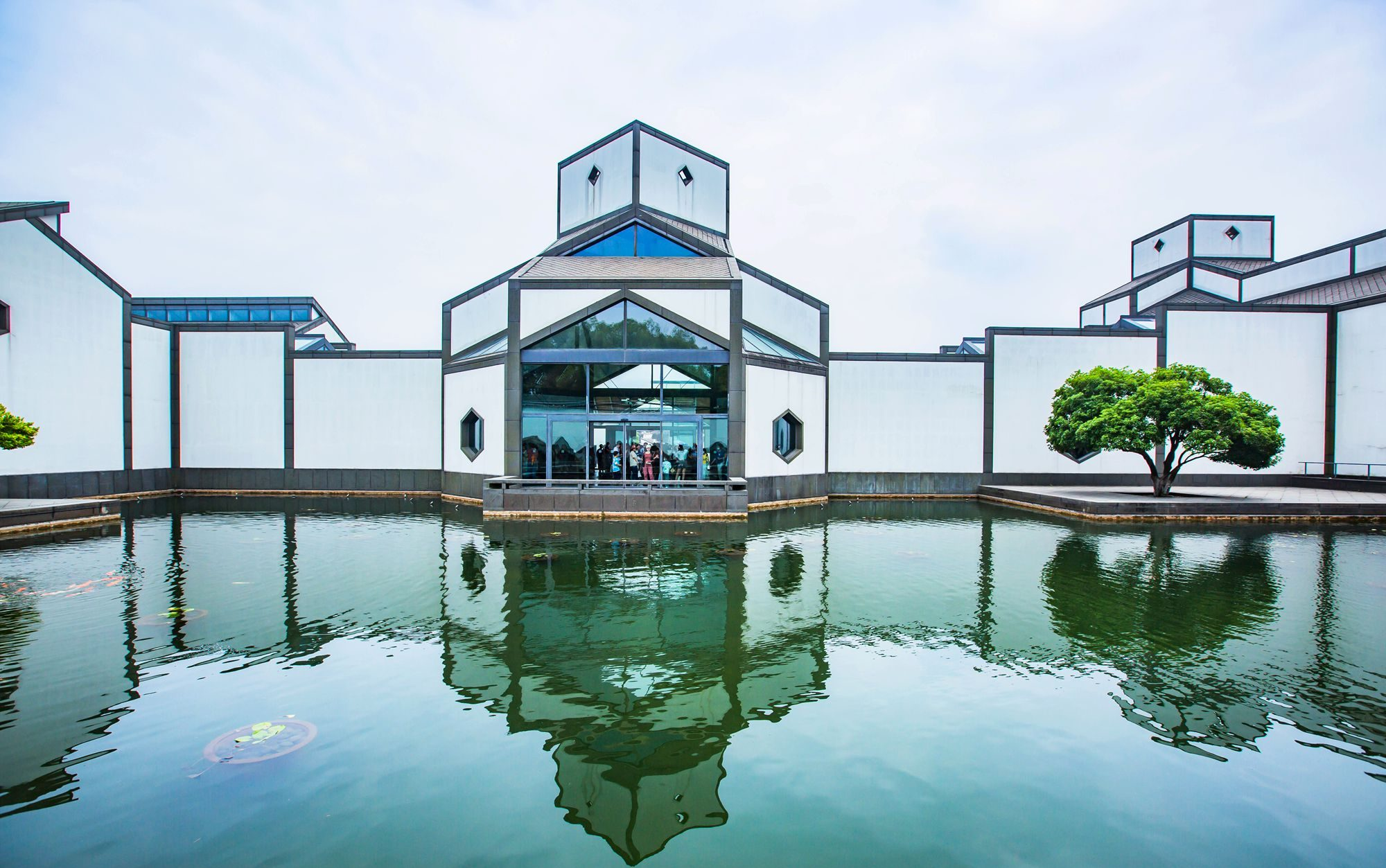 苏州博物馆,白墙青瓦,极具地域特色,让人们行走在光影几何之间