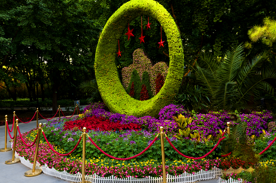 金中都公园花坛则以"骏马奔腾"为主题,展现祖国美丽的草原风光,歌咏北