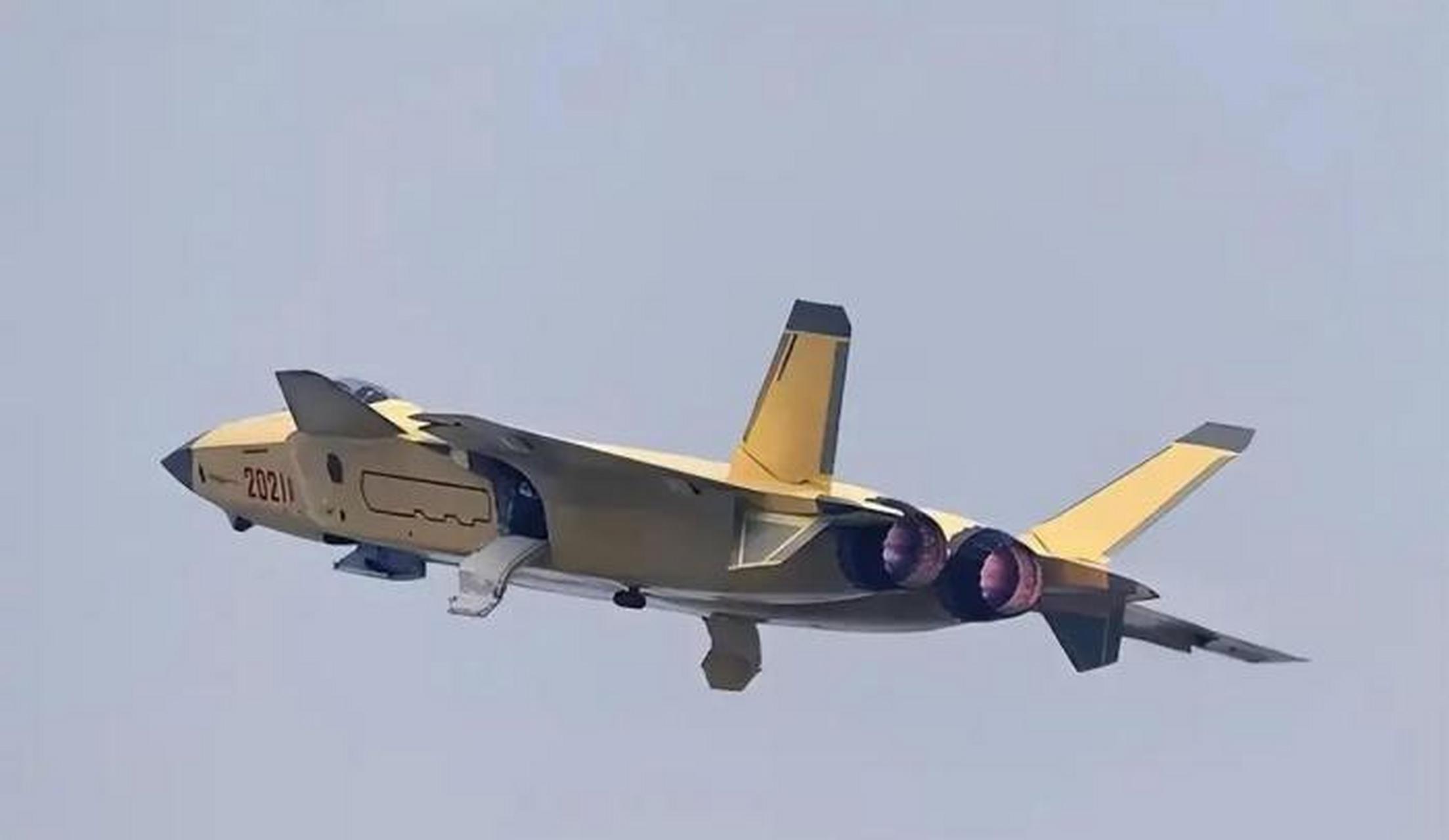 随着网络上曝光歼20配备涡扇15发动机进行了首飞,这也让美国终于承认