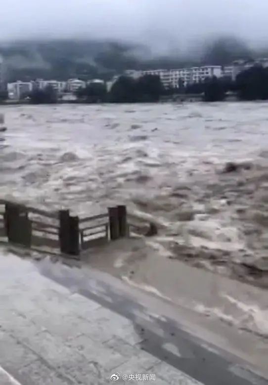 |紧急！乐山大佛脚趾头被洪水漫过，九寨沟景区关闭……这些画面让人揪心