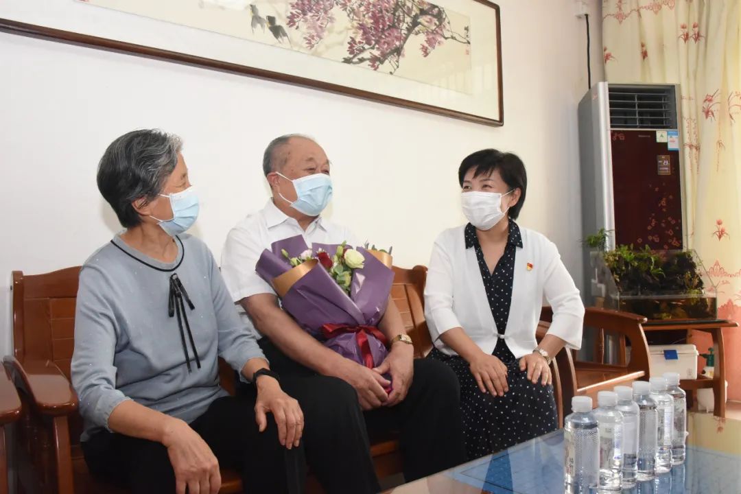 致以节日的祝福!朱立凡万闻华等慰问教师代表