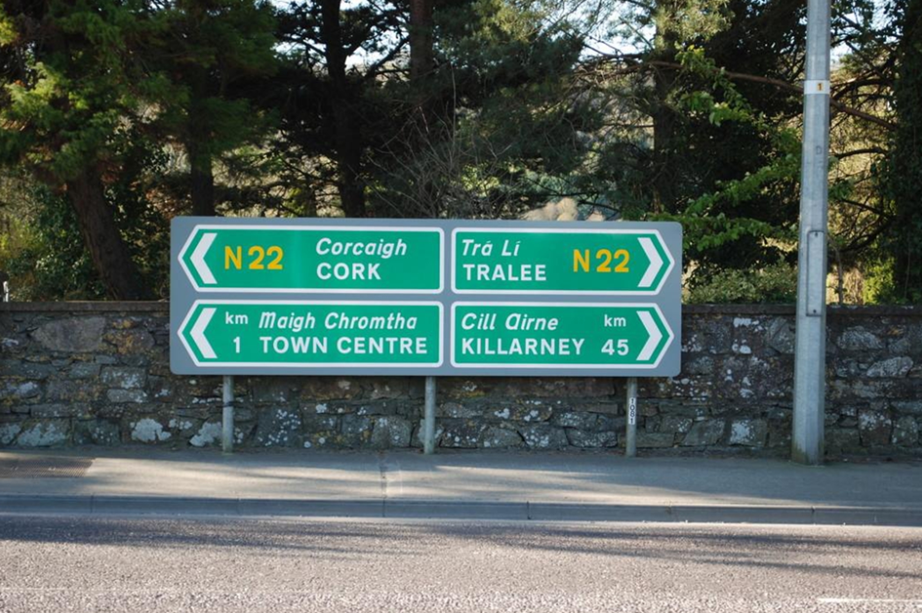 高速换新颜!中英指示牌全部换掉,车主纷纷称赞:突如其来的幸福