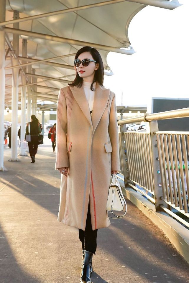 陈数年龄越大越会穿,卡其色拼色大衣配牛仔包,比小姑娘还有个性