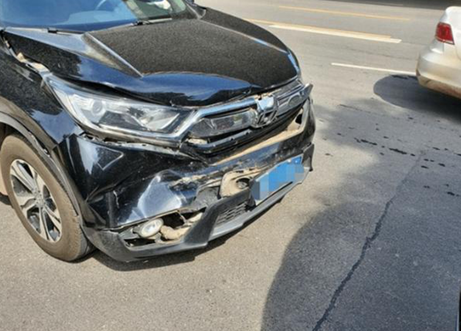 本田追尾凯迪拉克xt6,看到事故现场:谁是"纸糊车"一目了然