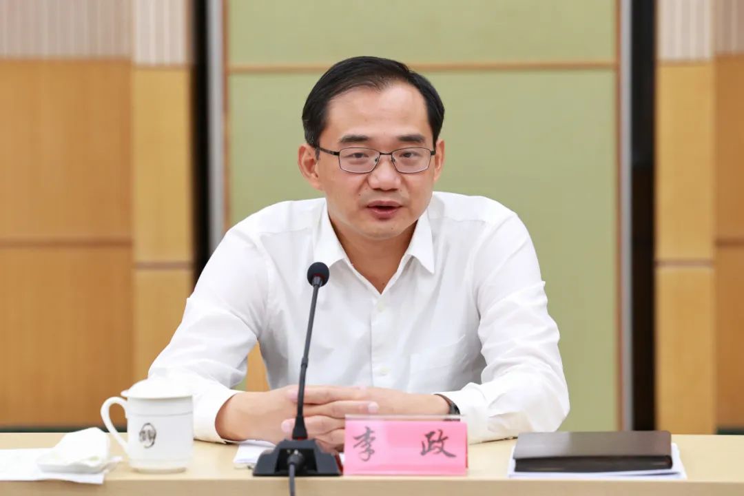 奋勇争先夺取全年最好成绩区委书记李政主持召开街镇党工委书记座谈会