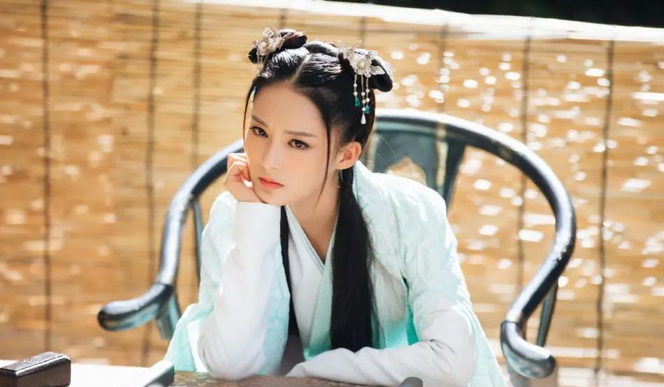 盛世美颜!李沁穿蓝白汉服扎古风双马尾,清新少女感绝了