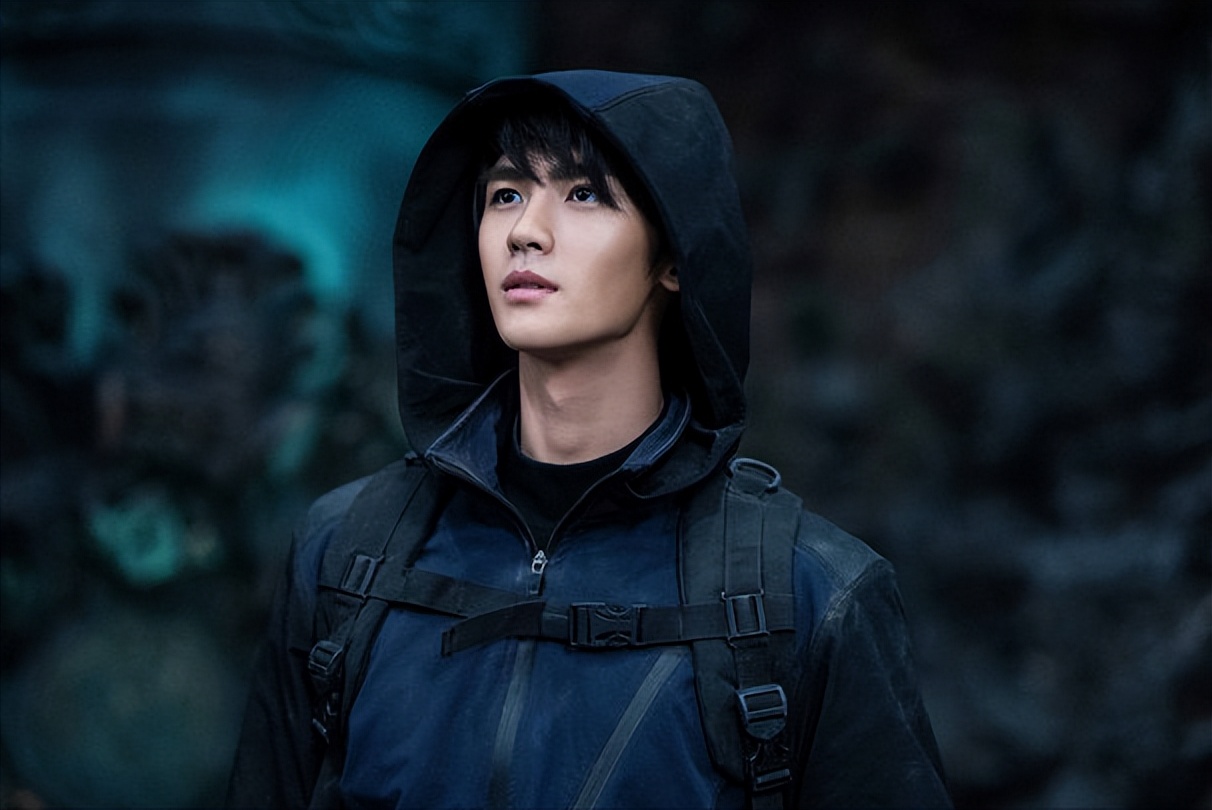 万奴王和张起灵的关系