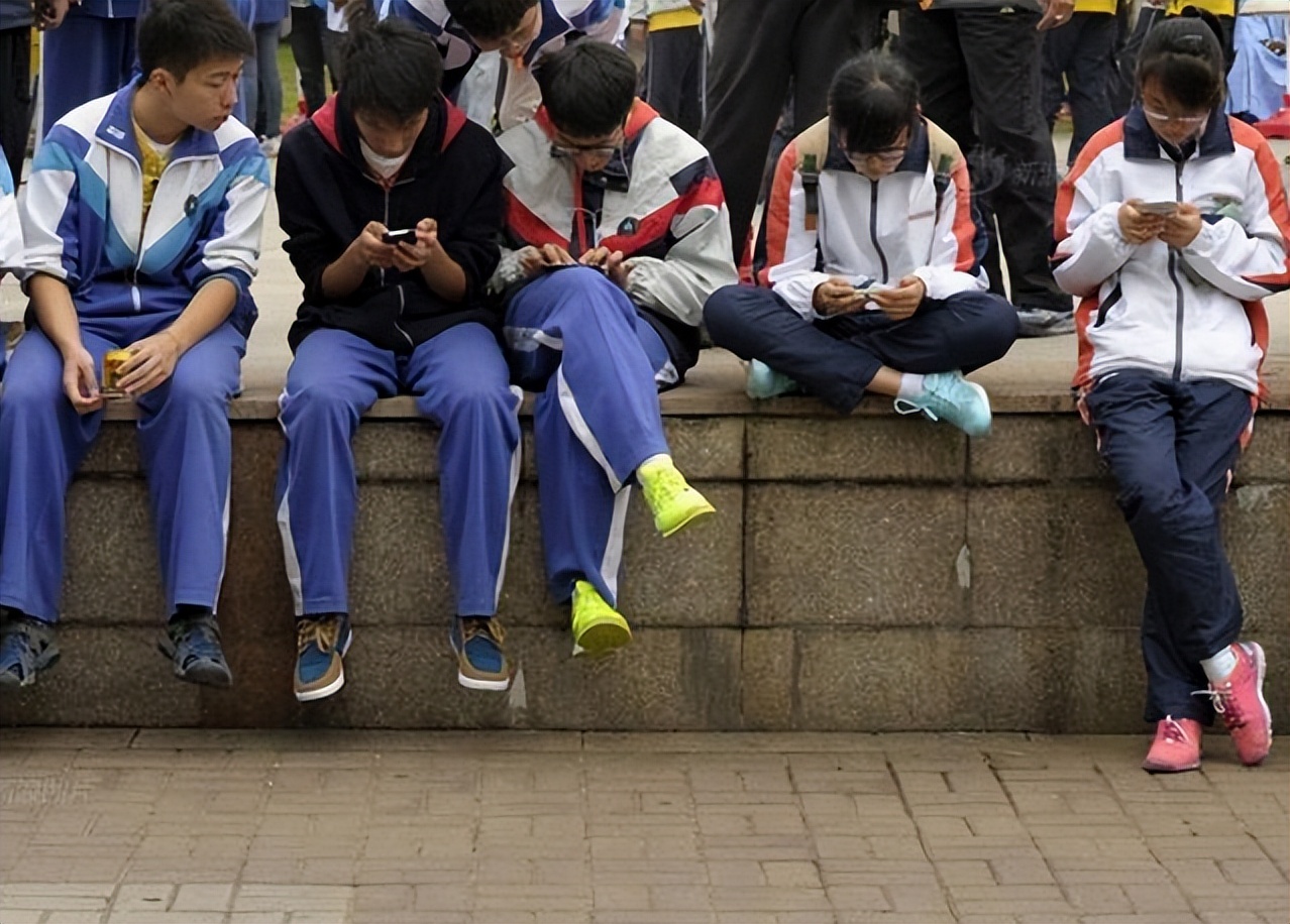 白岩松谈"孩子刷手机上瘾",家长为学生玩手机头疼,需要想办法