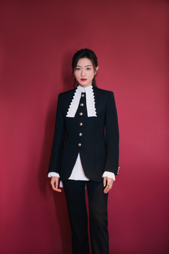 万茜气质太高级!一身纯白西服优雅又有型,御姐范真迷人