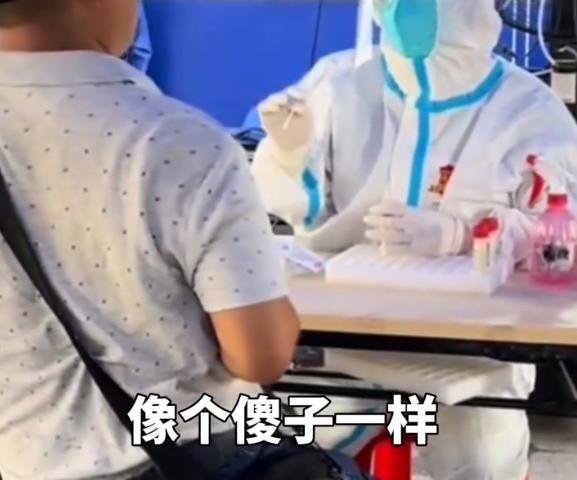 男子做核酸时闪躲并扔掉棉签,对医护人员发飙:我一巴掌呼死你!