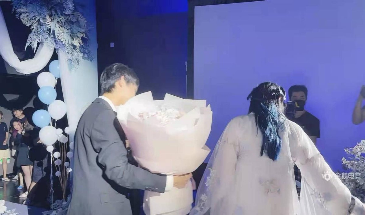 梦泪向兮兮求婚了!ag超玩会全员到齐,兮兮看到大屏幕瞬间泪奔