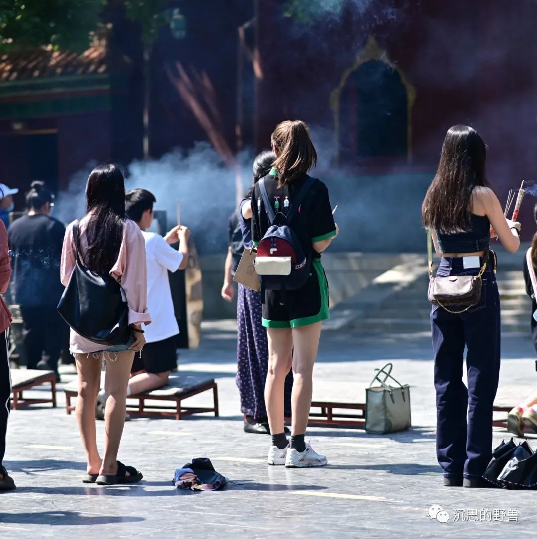 在上班和上进之间,年轻人选择了上香