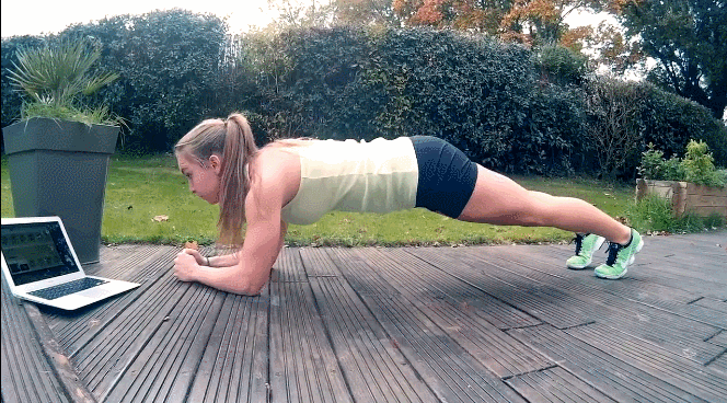 平板支撑对于人们的好处有许多,但在做平板支撑的时候姿势要规范