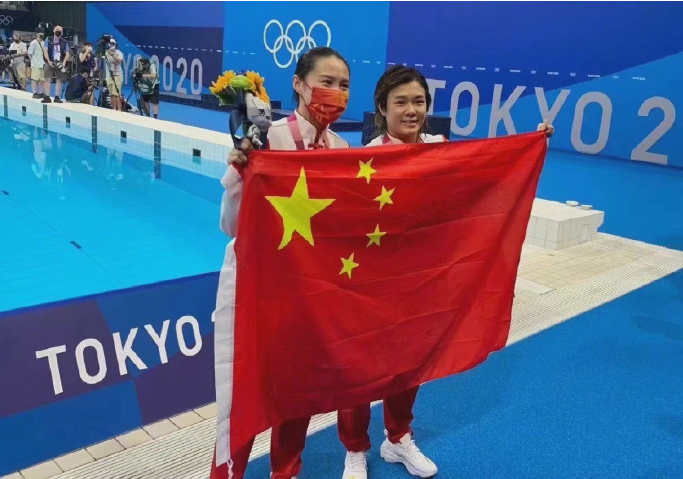 施廷懋哭了!夺冠后王涵送上爱的抱抱,队内氛围太和谐了