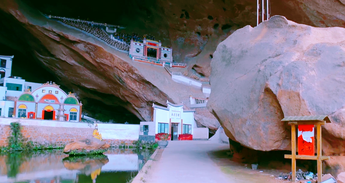 湖南藏在溶洞里的寺庙,外墙轻薄像纸做的,看着让人害怕