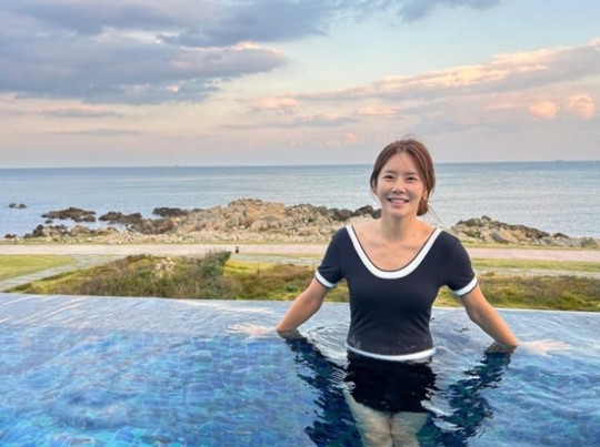 李妍斗分享度蜜月照片 豪华度假村游泳池引关注