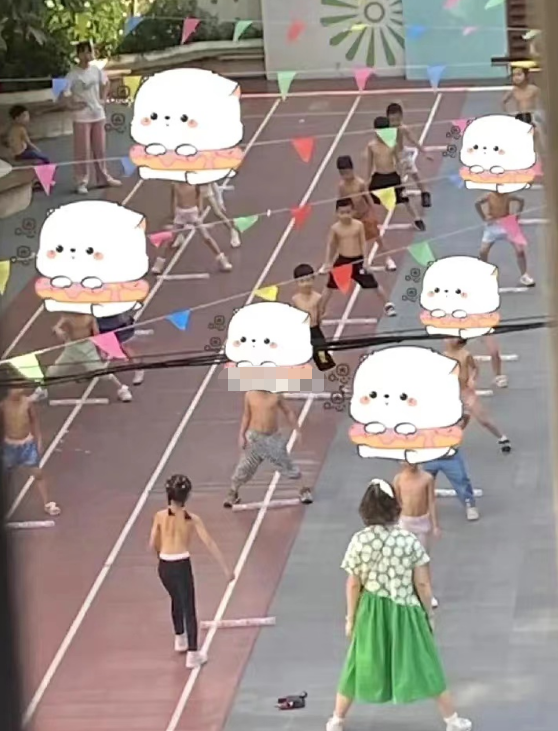 "老师为何不脱"?幼儿园迷之操作惹怒众人,女同学当场羞红脸