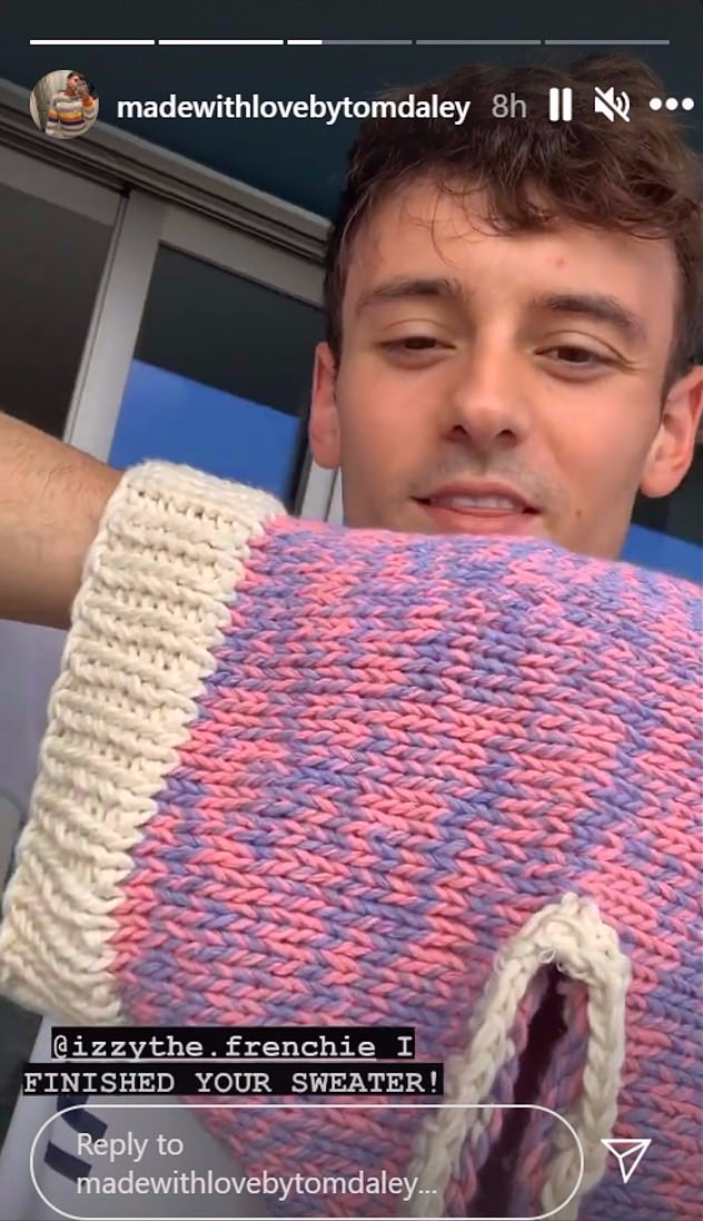 跳水冠军戴利终于把毛衣织完了!字母款式时髦,自己当模特太可爱