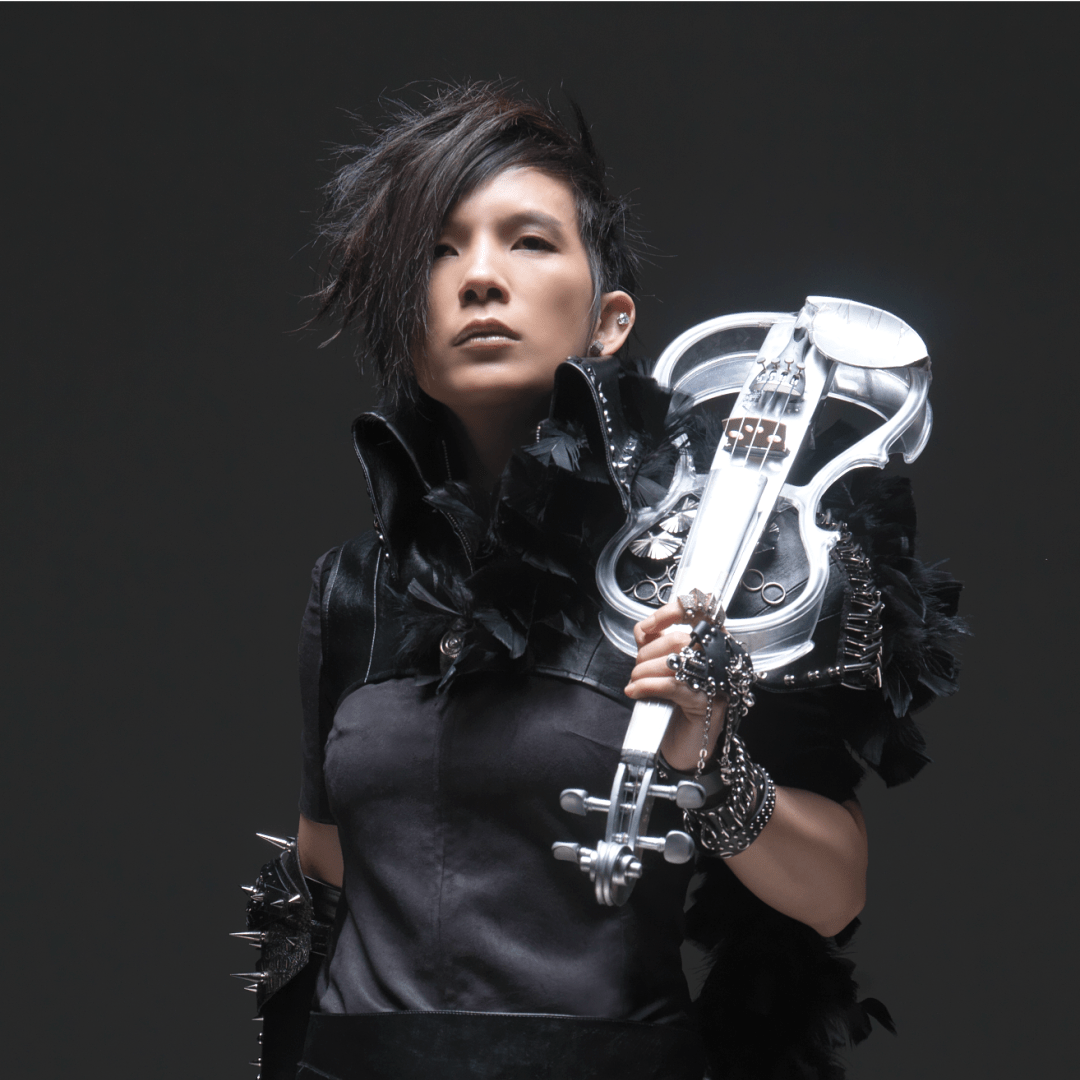 歌手潘美辰晒搞怪写真 满脸胡茬无法辨认 曾与同性接吻52岁仍单身