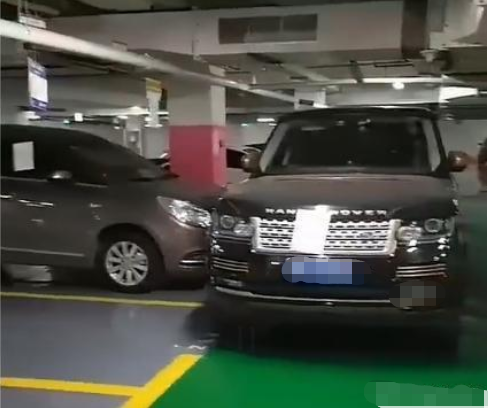 路虎霸占别人家车位,见到对方是一辆别克,贴纸条:看谁先走?