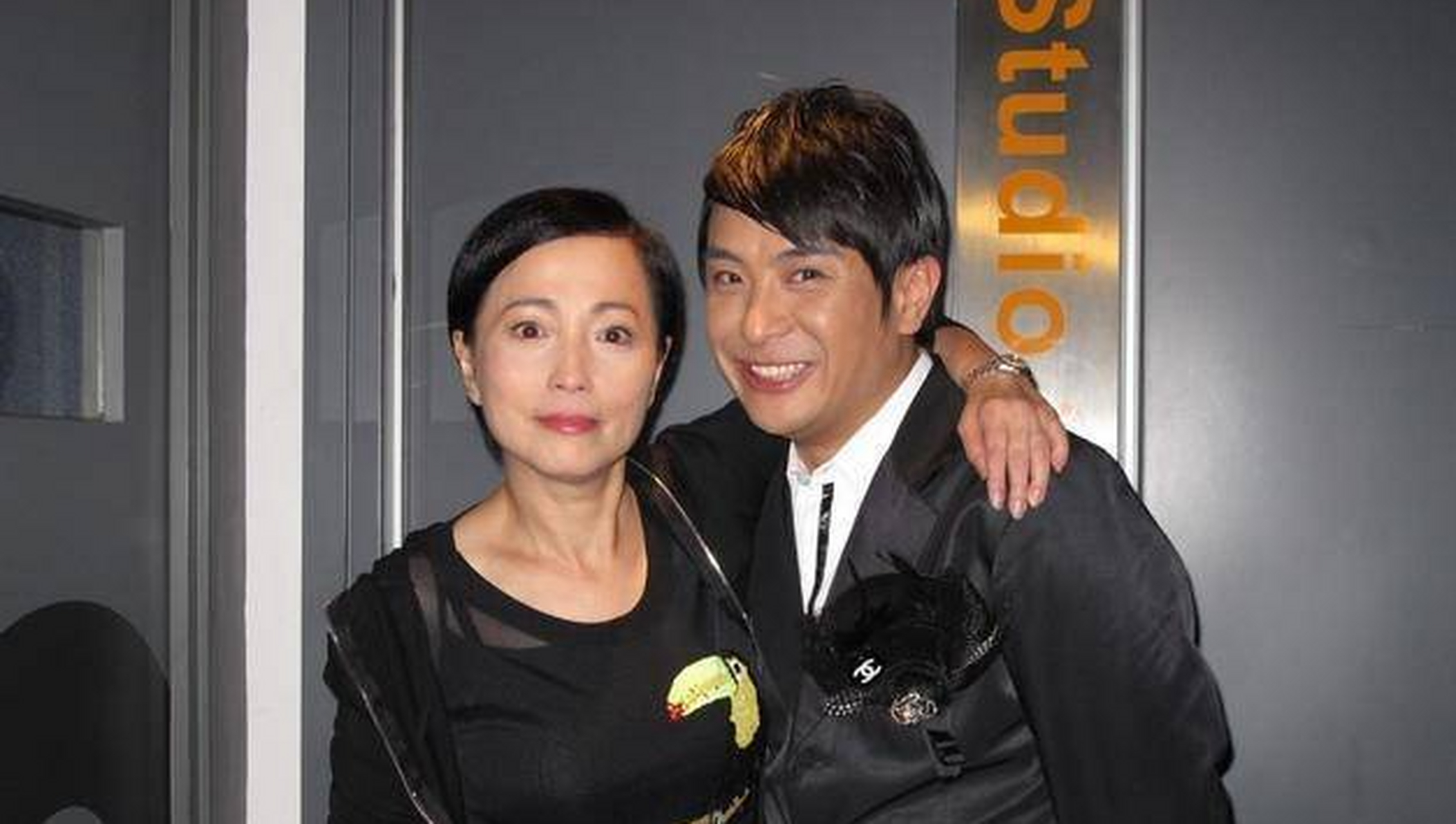 当年,41岁的苑琼丹嫁给玻璃大王黄乃杨后,动不动就家暴黄乃扬,有一次