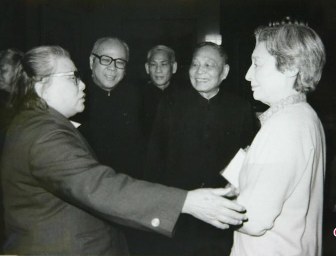 朱老总的第一任妻子是萧菊芳,他们在1912年的时候结婚的.