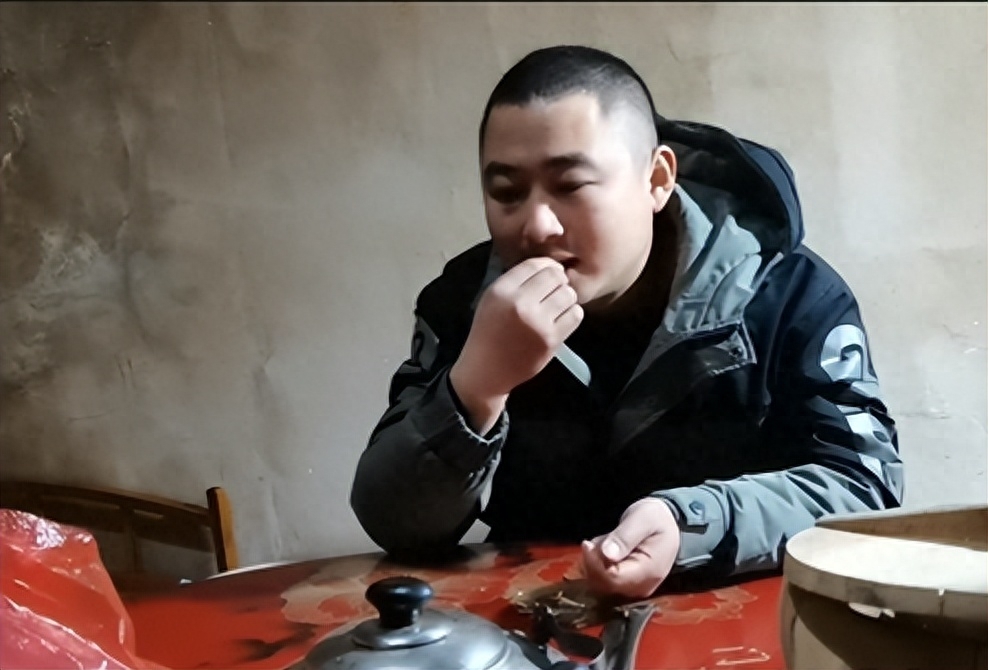 阿彪出生在湖南株洲农村,在他很小的时候,父亲因病去世,撒手人寰,只留