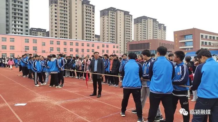 临颍:一根绳一条心,拔河比赛聚人心,黄龙学校举行冬季拔河比赛