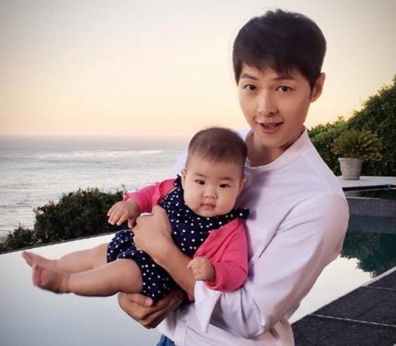 生了?宋仲基携妻子现身,女方四肢纤细小腹平坦,与老公十指紧扣