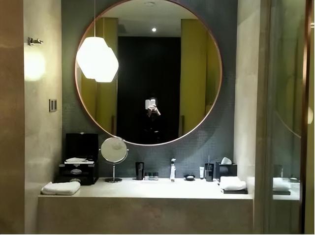 住酒店时,出现这种"镜子"可能是双面透视镜,提示家人