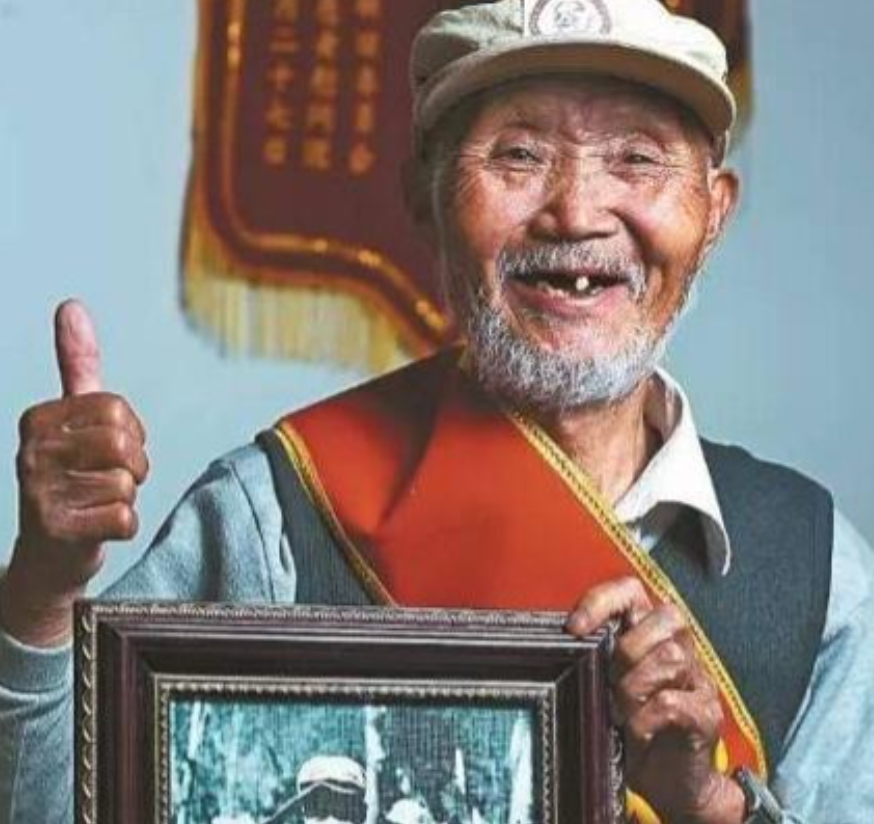 陈友礼:12岁扛枪上战场,被记者拍下,时隔70年再看照片热泪盈眶