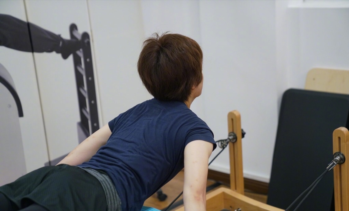 37岁健身达人孙俪上线,穿简单运动服拉伸,高难度动作很到位