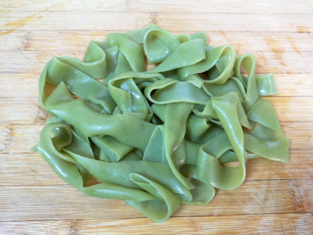 菠菜凉皮的懒人做法,不用揉面,几分钟就上桌,清新爽口真好吃