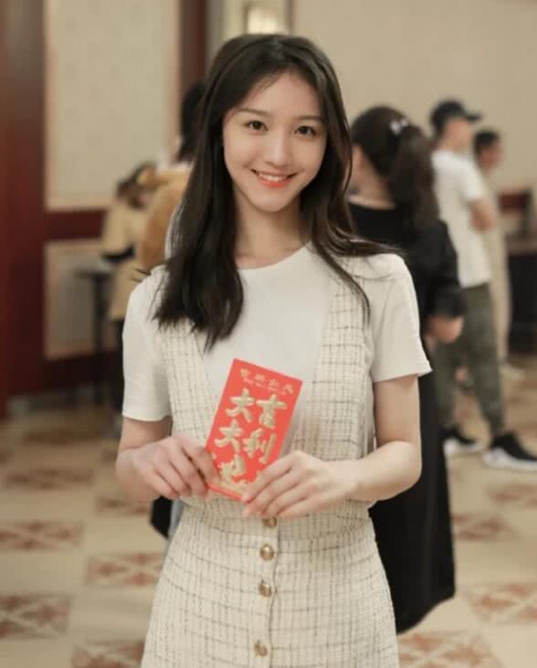 大闹高铁站,辱骂工作人员,什么底气让刘露这么嚣张?