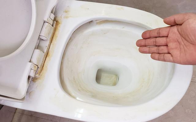 马桶冲水无力,出水小?拧一下水箱里"小机关",水量又大又猛!