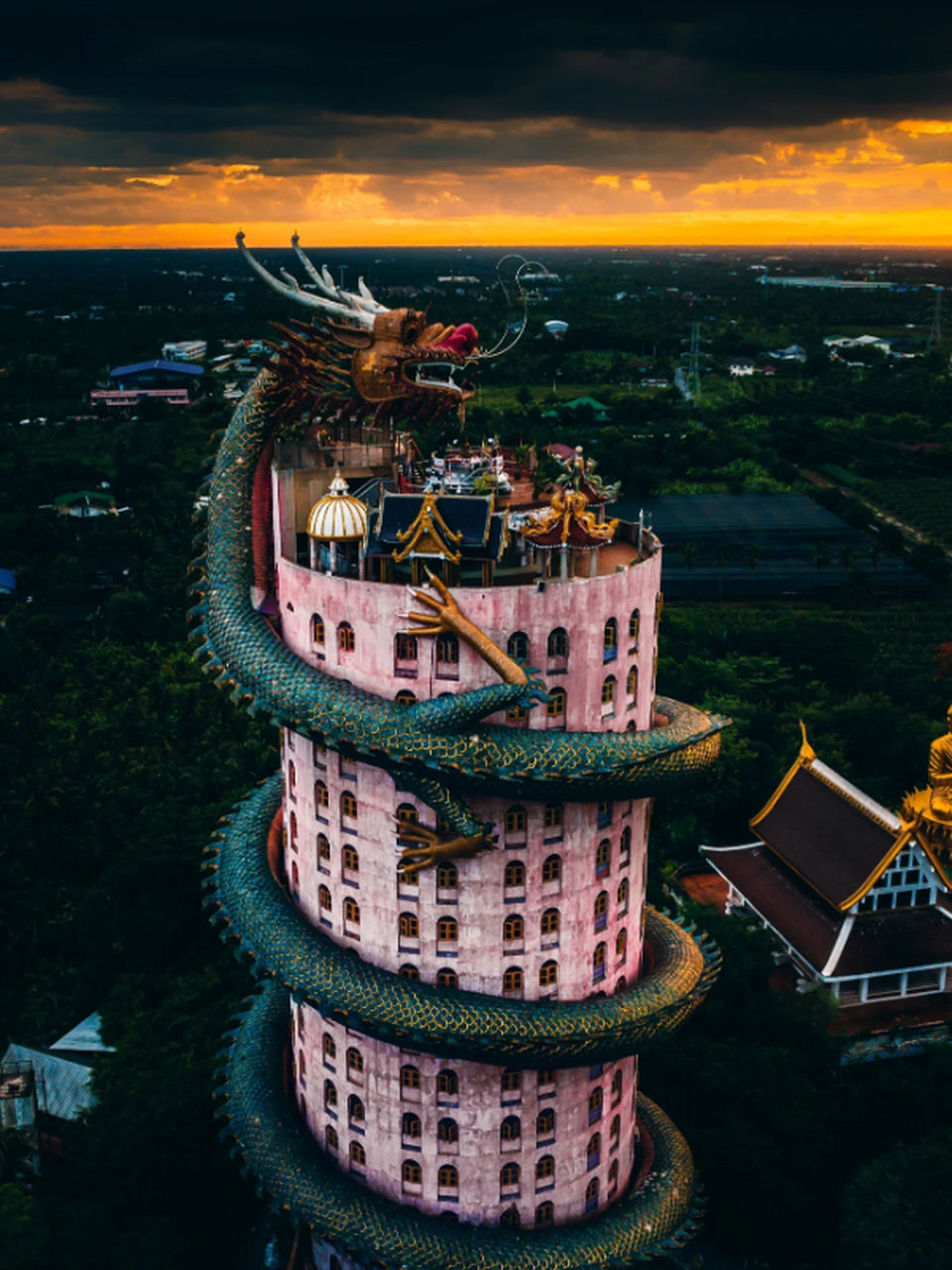 在曼谷的寺庙中,有一座被称为"龙庙"的寺庙,它以其独特的风格和韶秘
